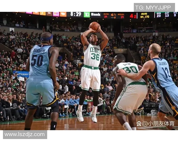 雄鹿与卡尔特人激战正酣NBA季后赛精彩对决引发球迷热议 雄鹿与卡尔特人激战正酣NBA季后赛精彩对决引发球迷热议